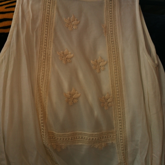 Beautiful long flowing lace dress - Picture 5 of 5